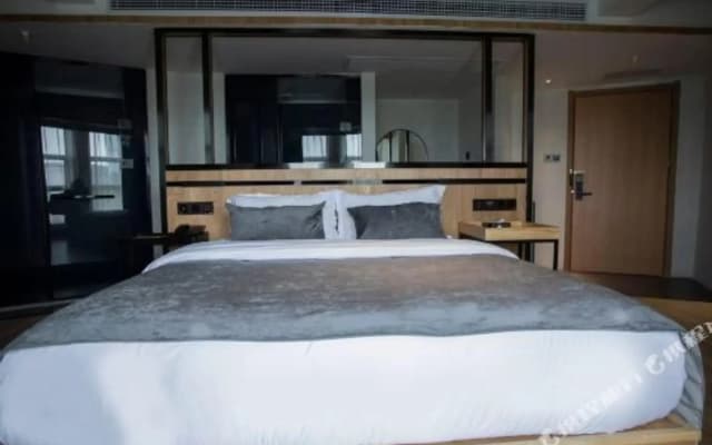 Manting Fashion Hotel (Yueyang Tower Scenic Area Branch)