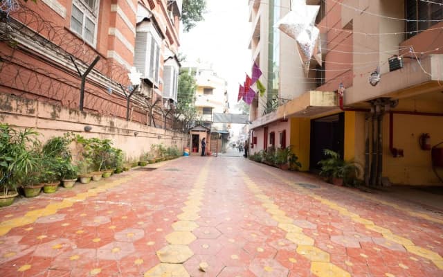 The Salvation Army Red  Shield Guest House - Hostel