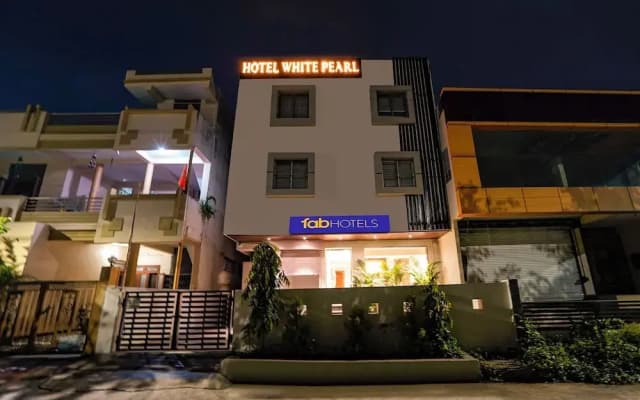 Fabhotel White Pearl