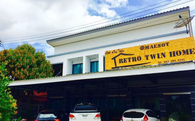 Retro Twin Home at Maesot