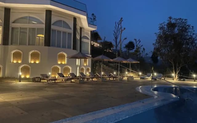 An Extravagant Pushp Villa Overlooking the Ganges