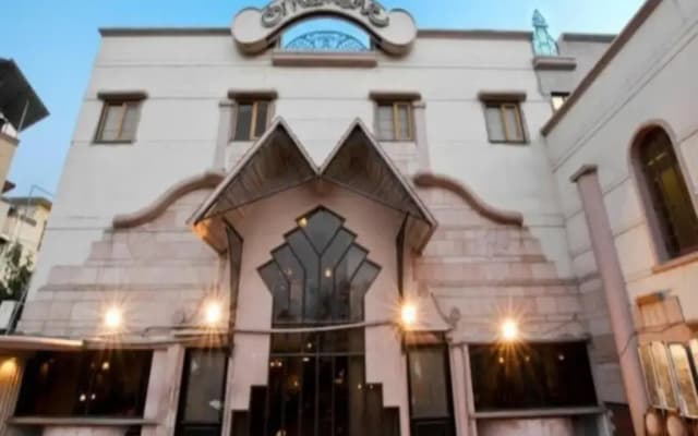 Rajhans Hotel