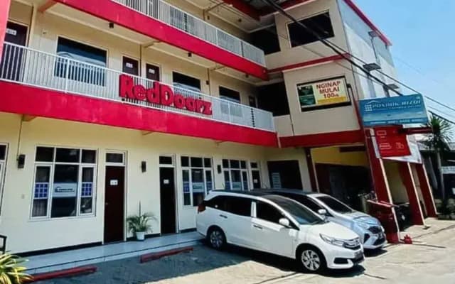 RedDoorz Syariah near T1 Juanda Airport 2
