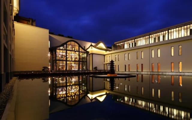 Ruyi Ge Putongshan International Buddhism Culture Communication Center
