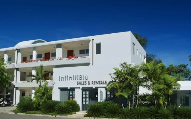 Infiniti Blu Luxury Ocean Front Condos