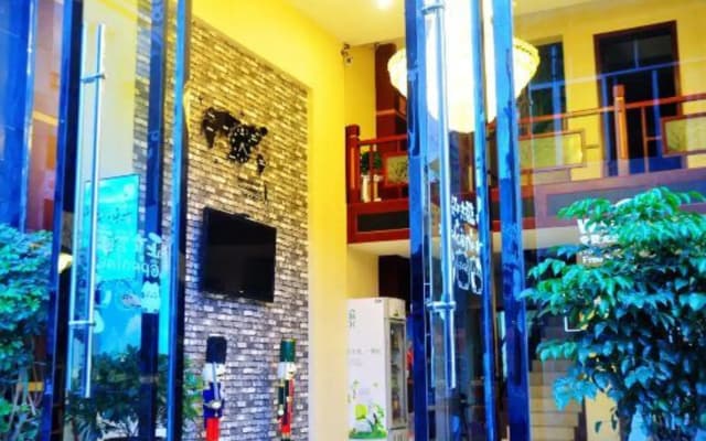 Emeishan Chunnuan Huayi Theme Hotel