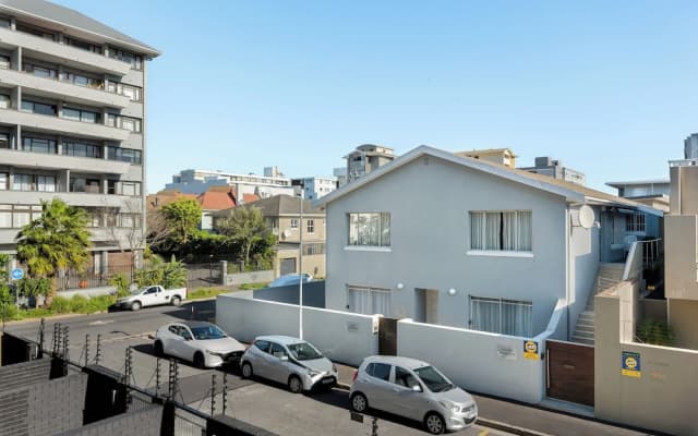 Secure Studio, Sea Point Gem Near Promenade!