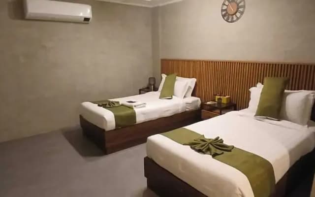 Townhouse Oak Grey Hotel Near Clark International Airport