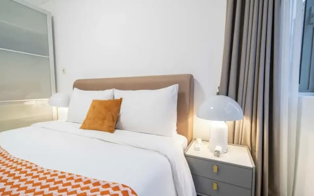 Tyms 4BR 2BA APT Riverside
