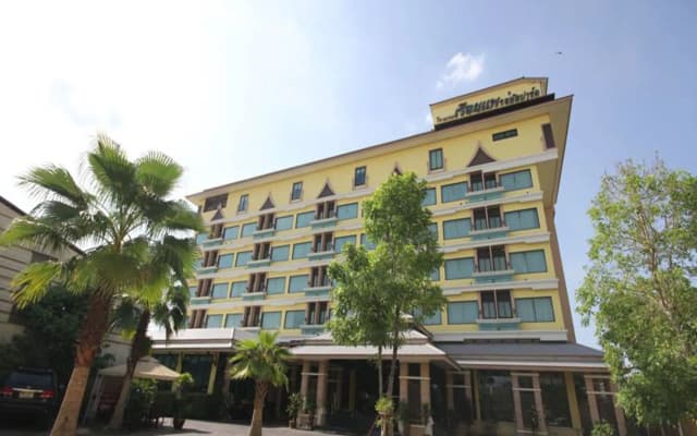 Ruean Phae Royal Park Hotel