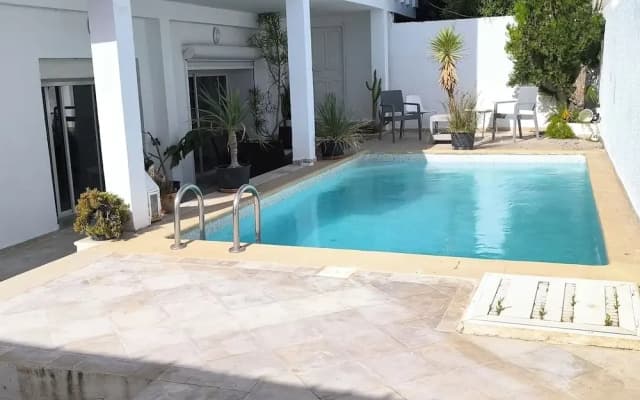 Stylish villa avec parking et piscine