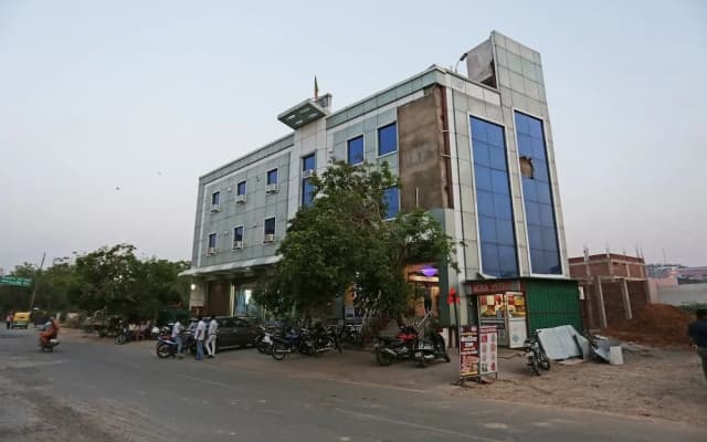 OYO 14220 Hotel BR Plaza