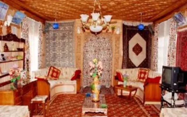 Peace of Mind Group of Houseboat