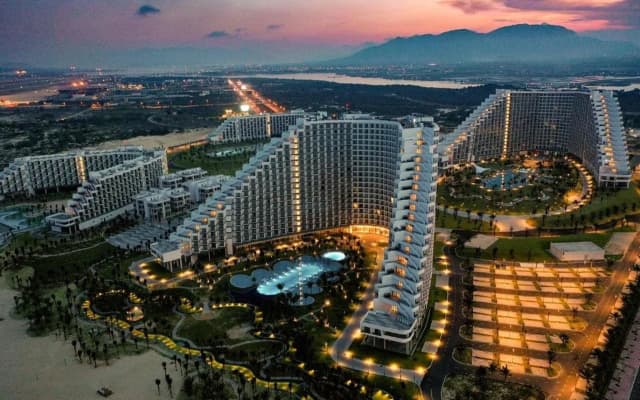 Курортный отель The Empyrean Cam Ranh Beach Resort