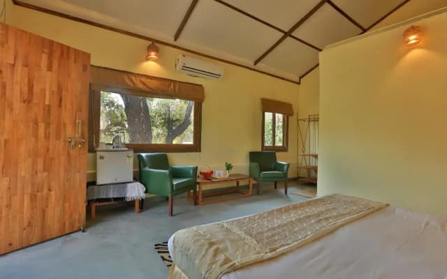 Bison Retreat - Pench