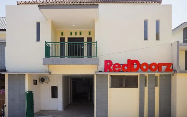 RedDoorz near Plaza Araya 2