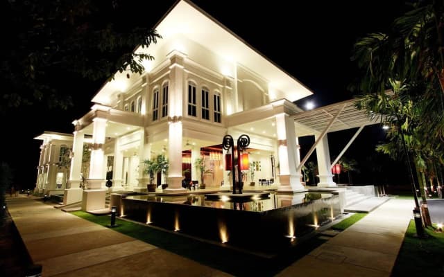 Курортный отель The Old Phuket - Karon Beach Resort