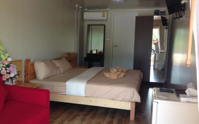Check In & Chill Out Laem Sok Pier