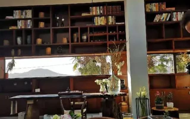 Tengchong Yishan Banshe Hot Spring Landscape Inn