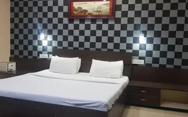 OYO Townhouse 651 Hotel Taksonz
