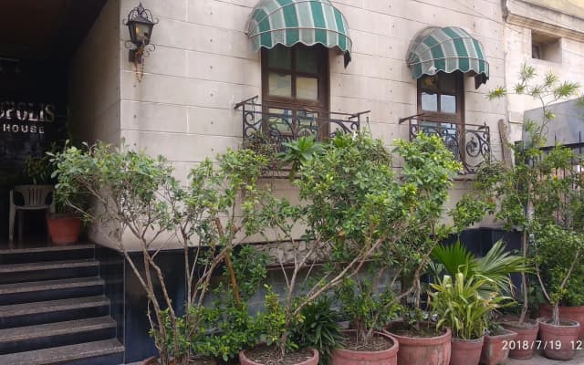 The Metropolis Guest House Near RK Ashram Metro Station