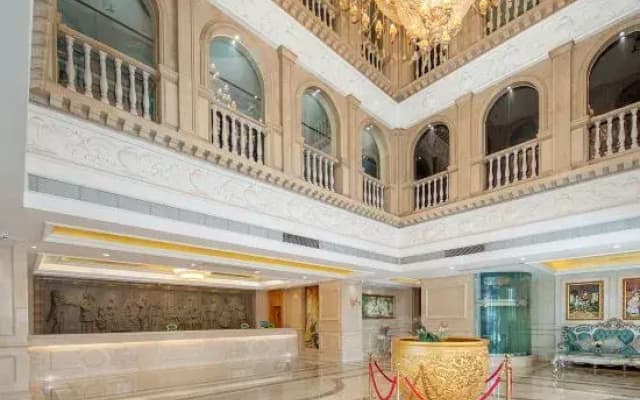 Vienna Hotel (Kunming Dianchi Dounan Flower Market Jingui Street Subway Station)
