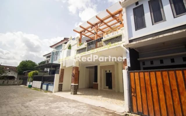 Balmoral House Redpartner Near Ambarukmo Plaza Mall Yogyakarta
