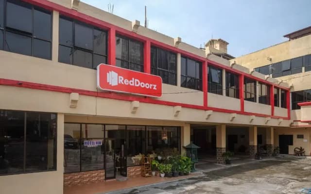 RedDoorz @ H&W Hotel Solo