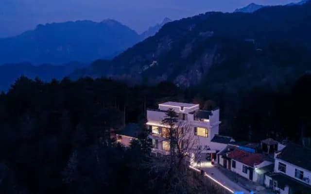Jiuhua Mountain is Qingshan Mountain Wild Homestay