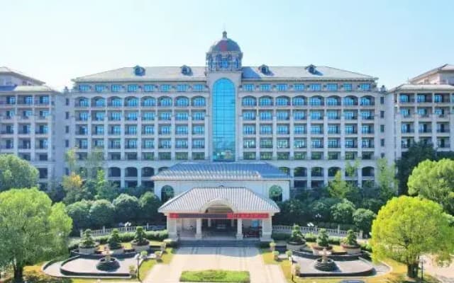 Hubei Culture and Tourism Honglian Lake Hotel