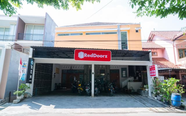 RedDoorz Near Matahari Singosaren Solo