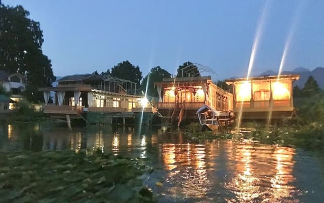 Shabrose Heritage Houseboats