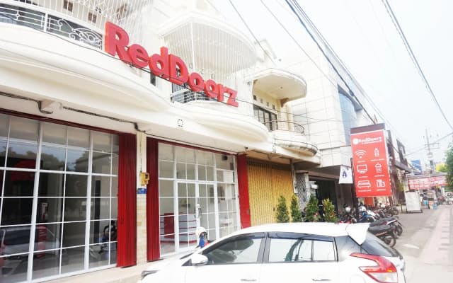 RedDoorz @ Jalan Tanjung Blitar