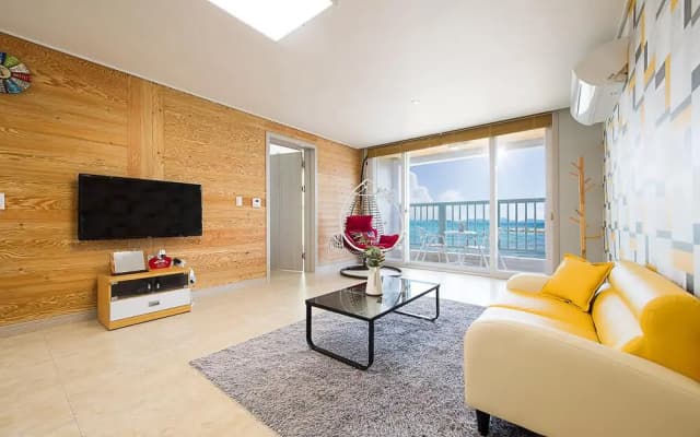 Geojae Beach White Pension