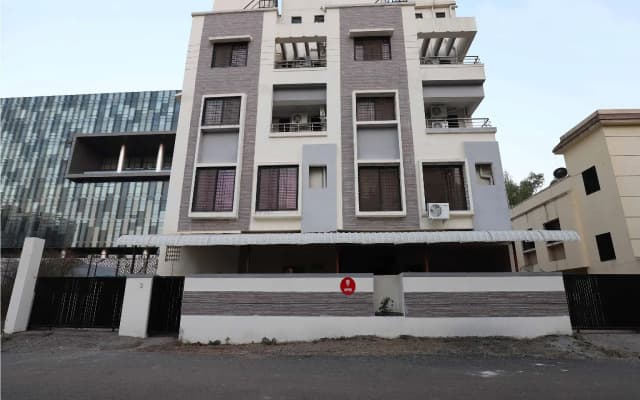 OYO 10680 Hotel Royal Inn