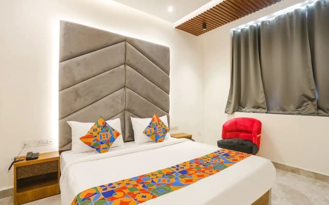 FabHotel Royale 116- Nr. Supertech Medicare Polyclinic Noida