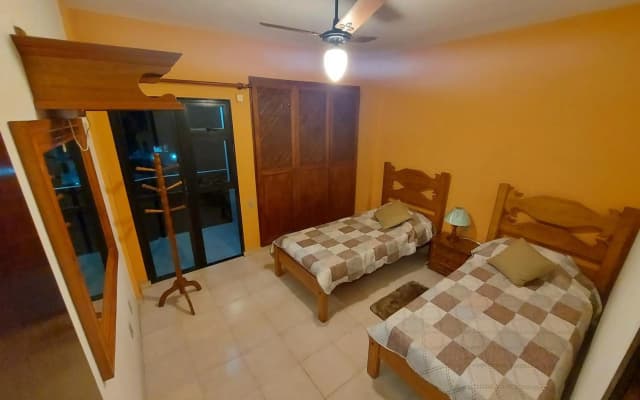 Apto 04 qtos, aconchegante, localizado em prédio frente Praia do Forte