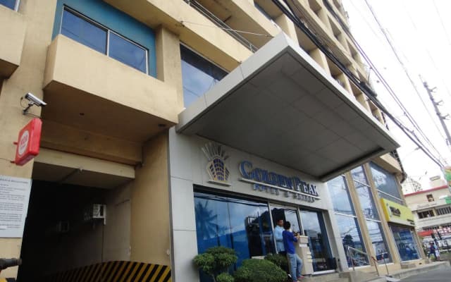 The Golden Peak Hotel & Suites powered by Cocotel
