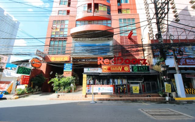 RedDoorz @ The Providence Tower - Vaccinated Staff