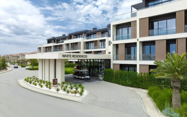 White Residences (Sea Breeze Resort)
