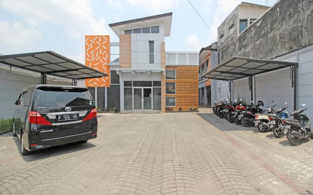 RedDoorz near Hartono Mall 3