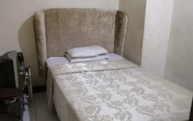 Hotel Metro by OYO Rooms