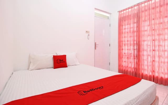 RedDoorz near Terminal Tirtonadi