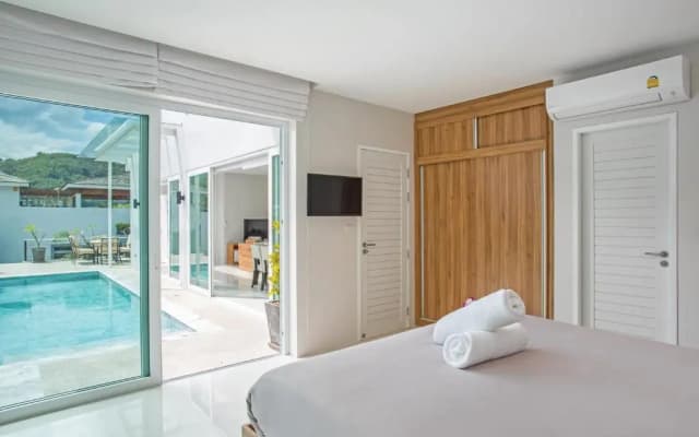 Elegant Designer 4BR Pool Villa Skylight