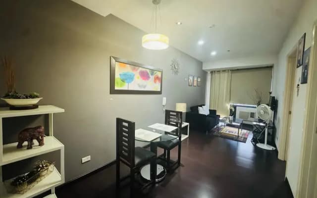 Gramercy 2 bedrooms w Balcony City View