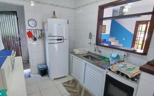 Sobrado com piscina em condomíno fechado a 150 M da praia
