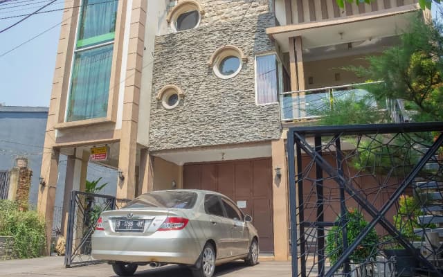 RedDoorz Syariah near Pasar Modern Cikopo