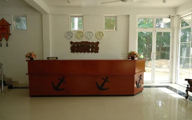 Palm Grove Holiday Inn