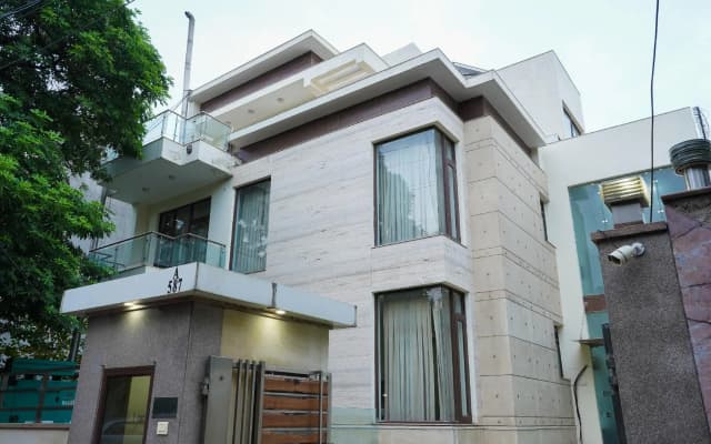 Lime Tree Hotel Gurgaon iffco Chowk Metro Station