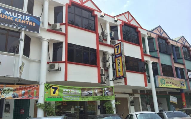OYO 635 Seven Days Hotel